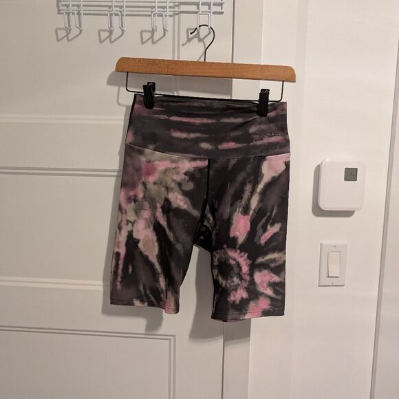 Women's Tie-Dye High-Waisted Shorts - Picture 2 of 4